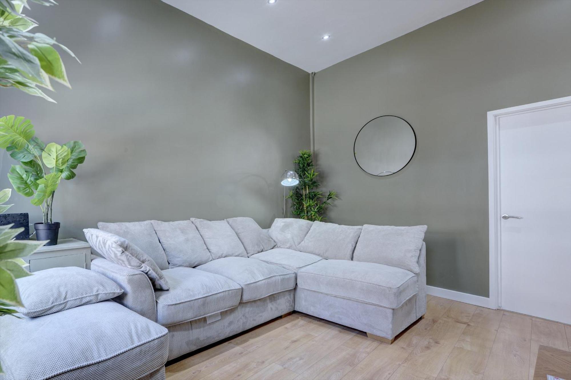 4 Bedrooms Homely House With Garden- Sleeps 9 Comfortably With 6 Comfortable Beds, Free Street Parking, Business Travellers, Contractors, & Holiday-Goers, Coventry, Near All Major Transport Links In Coventry And Motorway Ngoại thất bức ảnh