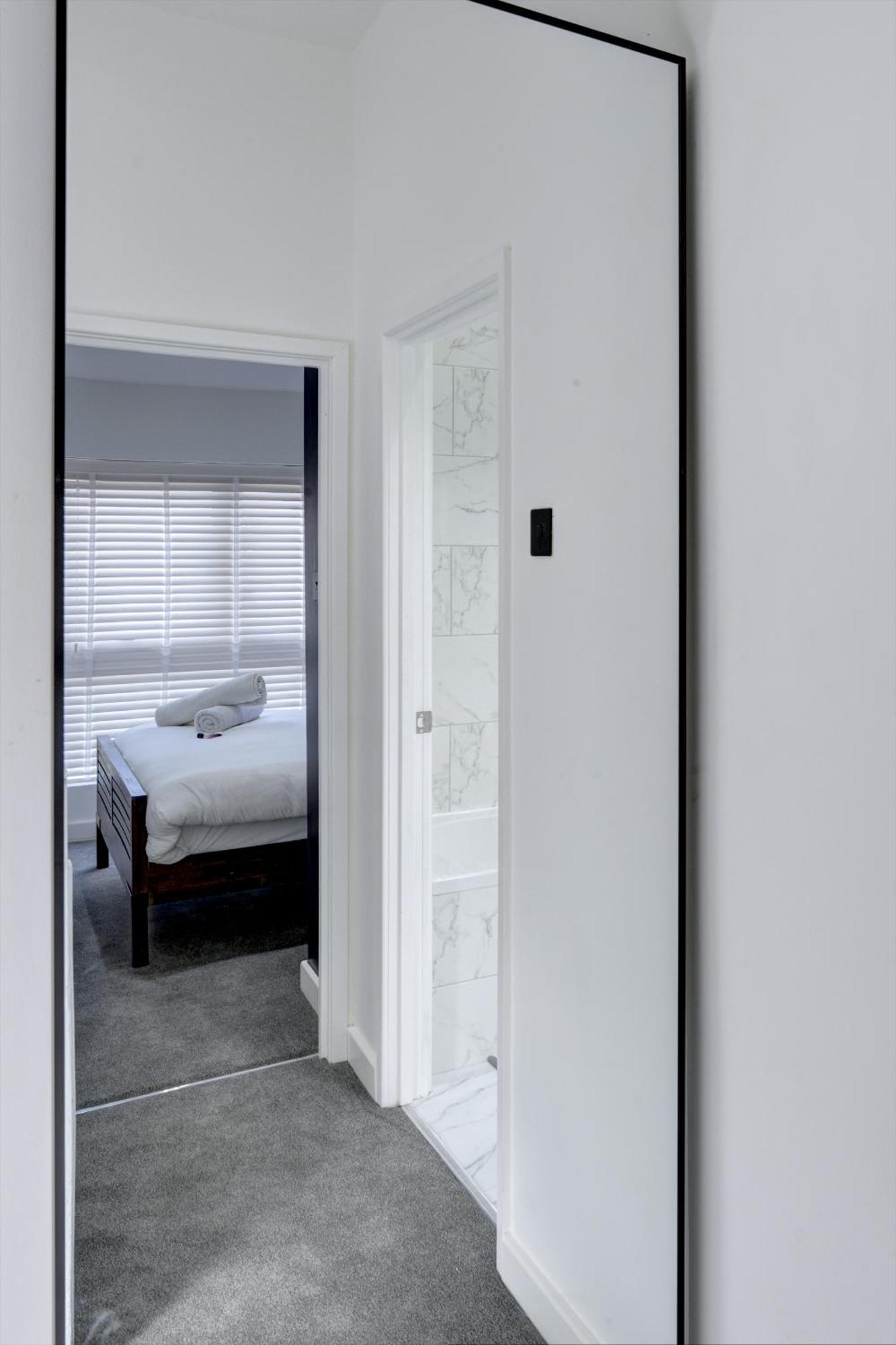 4 Bedrooms Homely House With Garden- Sleeps 9 Comfortably With 6 Comfortable Beds, Free Street Parking, Business Travellers, Contractors, & Holiday-Goers, Coventry, Near All Major Transport Links In Coventry And Motorway Ngoại thất bức ảnh