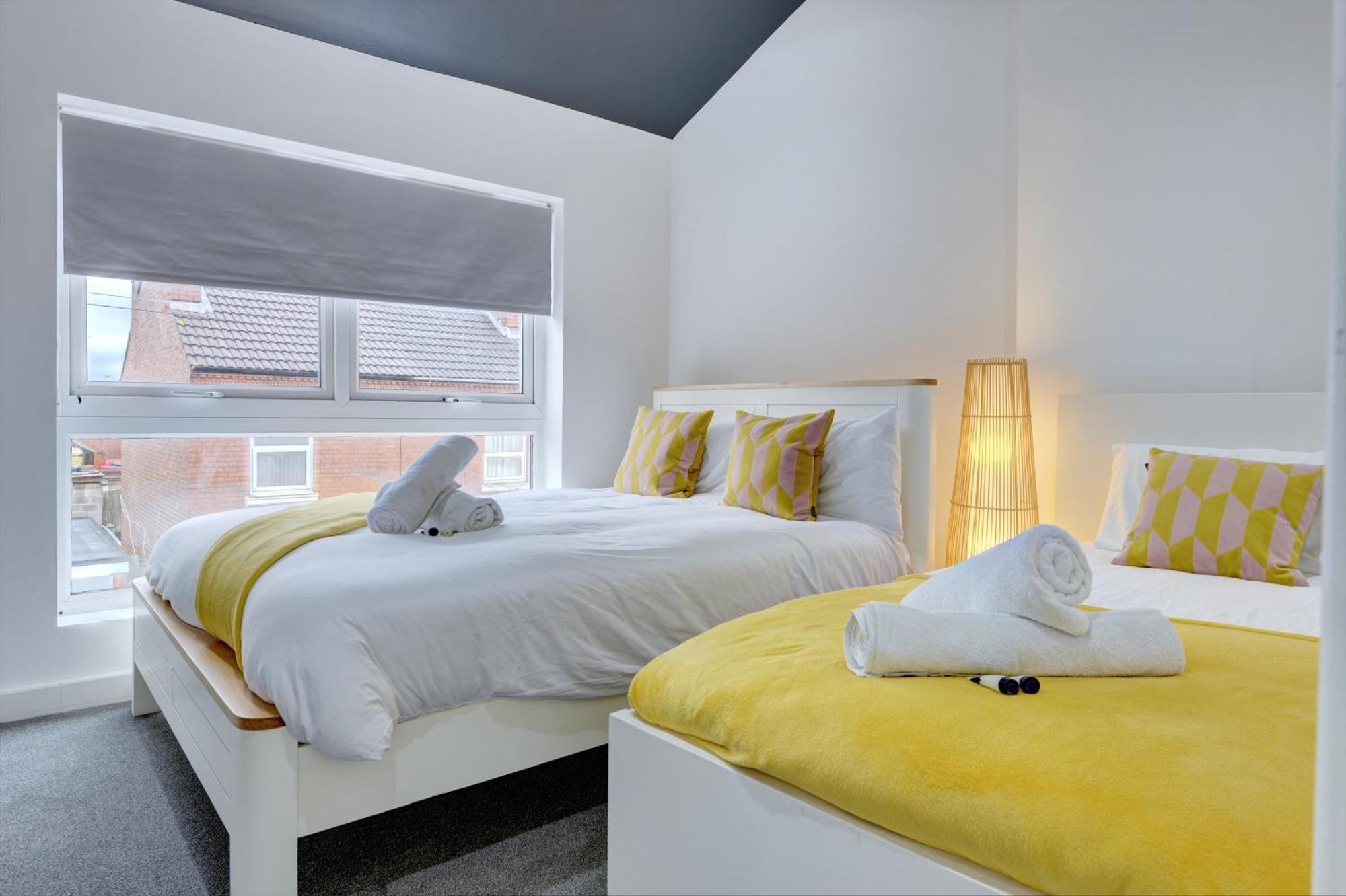 4 Bedrooms Homely House With Garden- Sleeps 9 Comfortably With 6 Comfortable Beds, Free Street Parking, Business Travellers, Contractors, & Holiday-Goers, Coventry, Near All Major Transport Links In Coventry And Motorway Ngoại thất bức ảnh