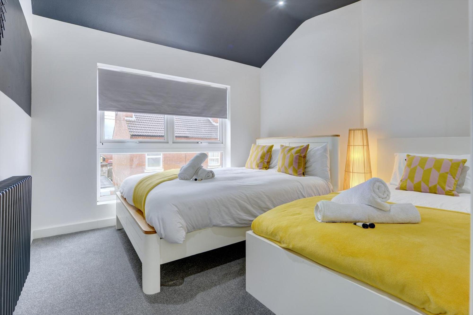 4 Bedrooms Homely House With Garden- Sleeps 9 Comfortably With 6 Comfortable Beds, Free Street Parking, Business Travellers, Contractors, & Holiday-Goers, Coventry, Near All Major Transport Links In Coventry And Motorway Ngoại thất bức ảnh