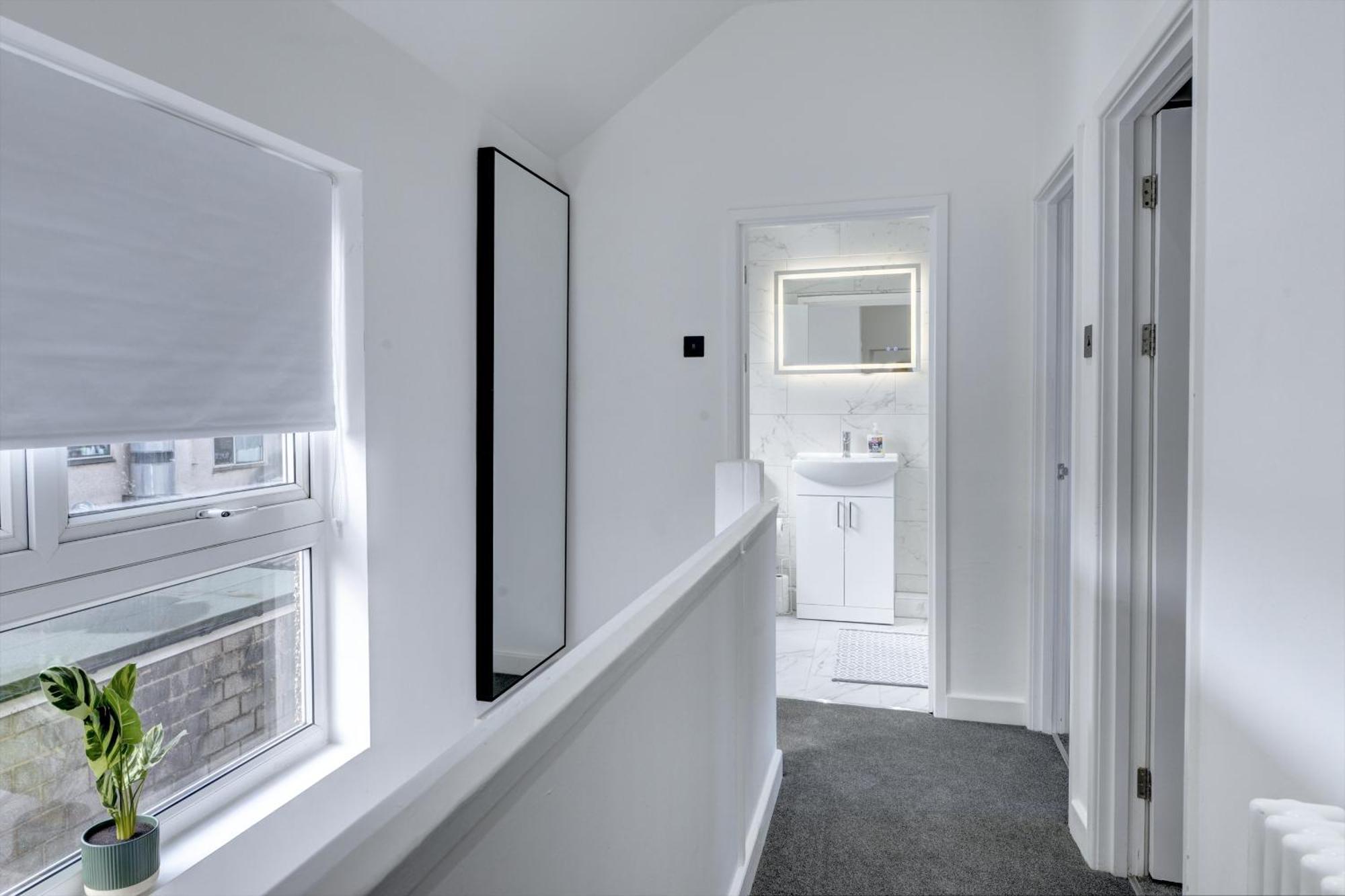 4 Bedrooms Homely House With Garden- Sleeps 9 Comfortably With 6 Comfortable Beds, Free Street Parking, Business Travellers, Contractors, & Holiday-Goers, Coventry, Near All Major Transport Links In Coventry And Motorway Ngoại thất bức ảnh
