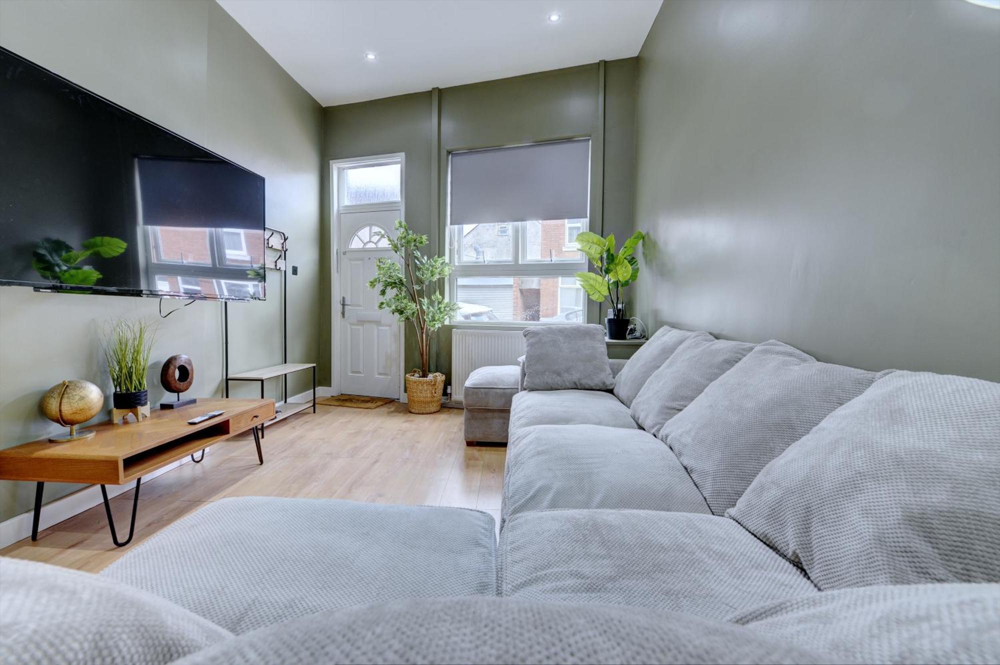 4 Bedrooms Homely House With Garden- Sleeps 9 Comfortably With 6 Comfortable Beds, Free Street Parking, Business Travellers, Contractors, & Holiday-Goers, Coventry, Near All Major Transport Links In Coventry And Motorway Ngoại thất bức ảnh