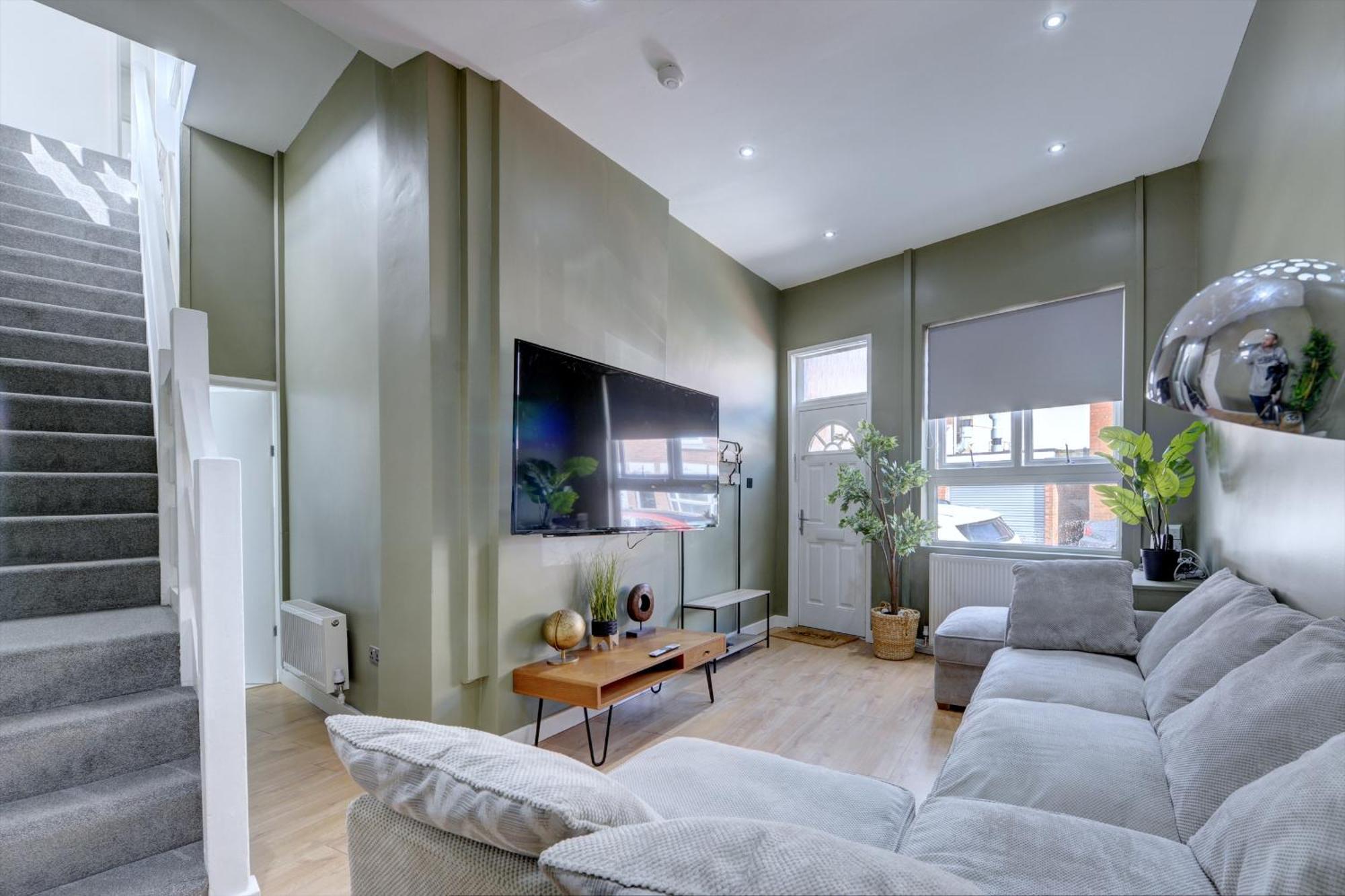 4 Bedrooms Homely House With Garden- Sleeps 9 Comfortably With 6 Comfortable Beds, Free Street Parking, Business Travellers, Contractors, & Holiday-Goers, Coventry, Near All Major Transport Links In Coventry And Motorway Ngoại thất bức ảnh