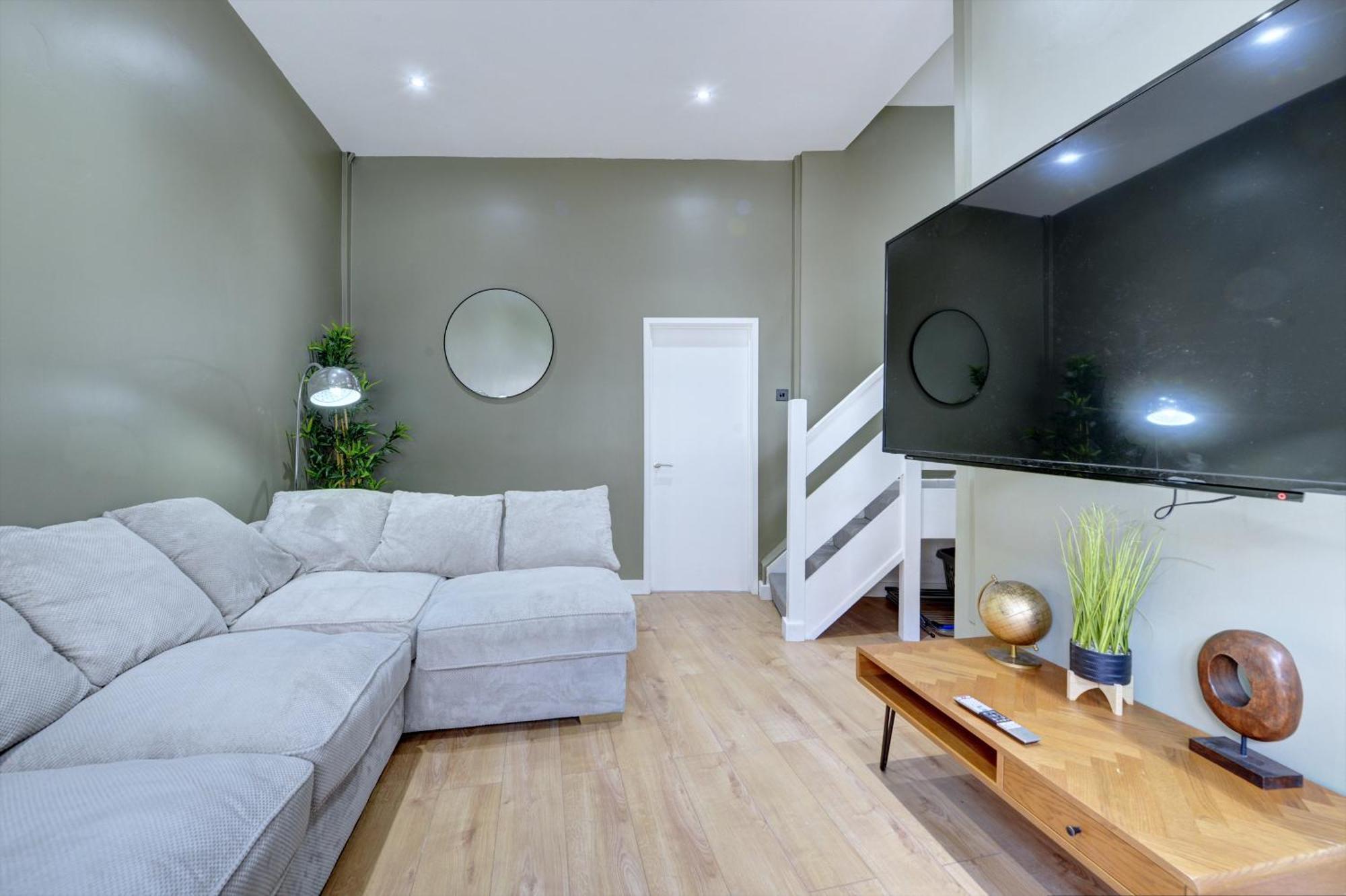 4 Bedrooms Homely House With Garden- Sleeps 9 Comfortably With 6 Comfortable Beds, Free Street Parking, Business Travellers, Contractors, & Holiday-Goers, Coventry, Near All Major Transport Links In Coventry And Motorway Ngoại thất bức ảnh