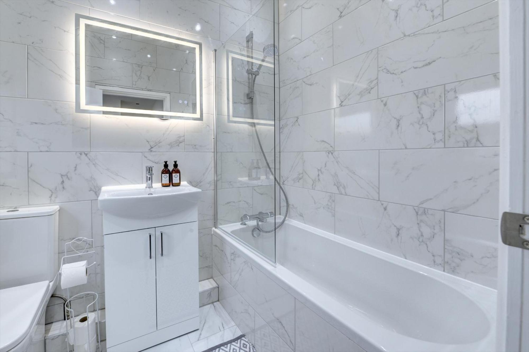 4 Bedrooms Homely House With Garden- Sleeps 9 Comfortably With 6 Comfortable Beds, Free Street Parking, Business Travellers, Contractors, & Holiday-Goers, Coventry, Near All Major Transport Links In Coventry And Motorway Ngoại thất bức ảnh