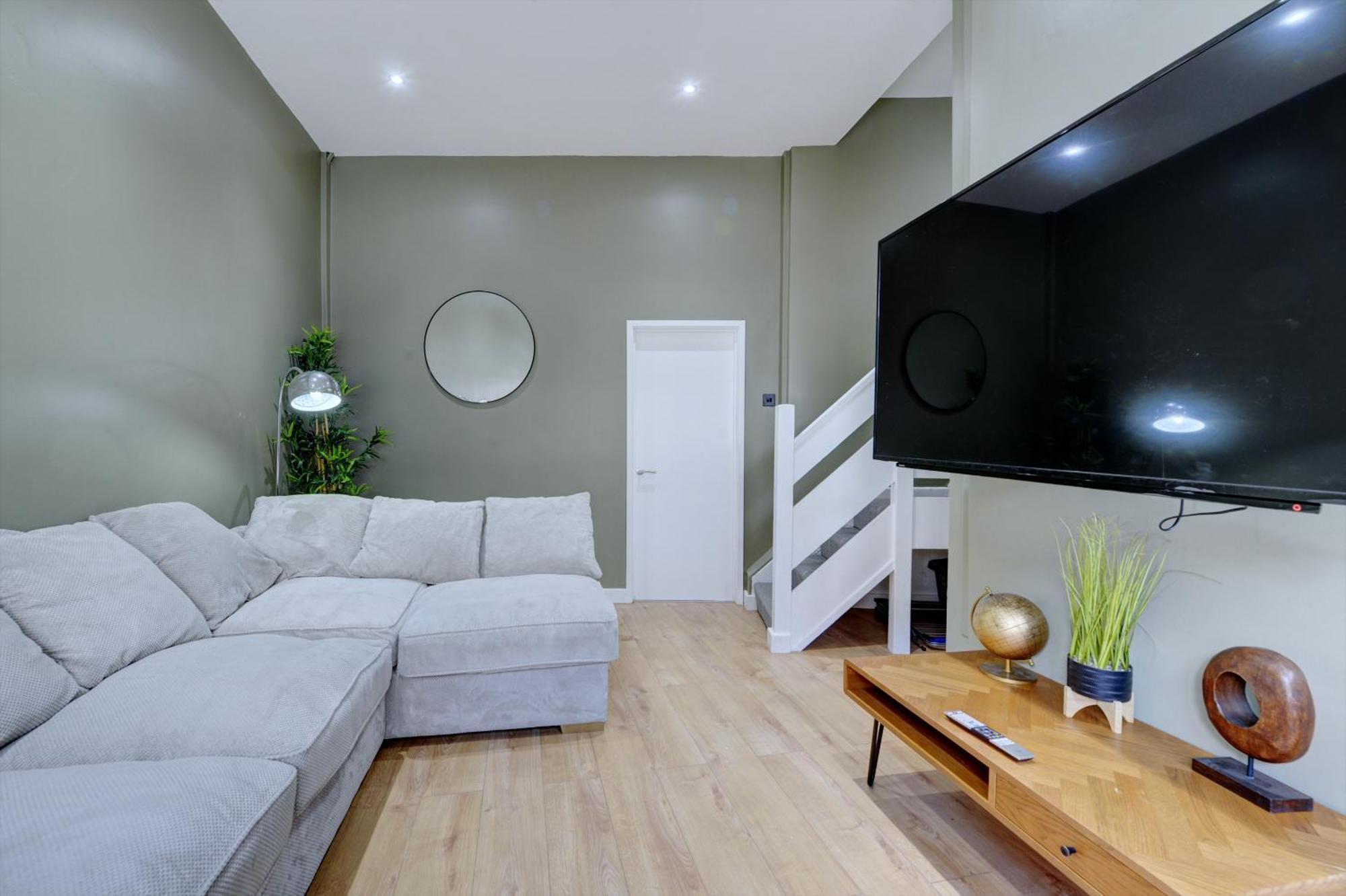 4 Bedrooms Homely House With Garden- Sleeps 9 Comfortably With 6 Comfortable Beds, Free Street Parking, Business Travellers, Contractors, & Holiday-Goers, Coventry, Near All Major Transport Links In Coventry And Motorway Ngoại thất bức ảnh