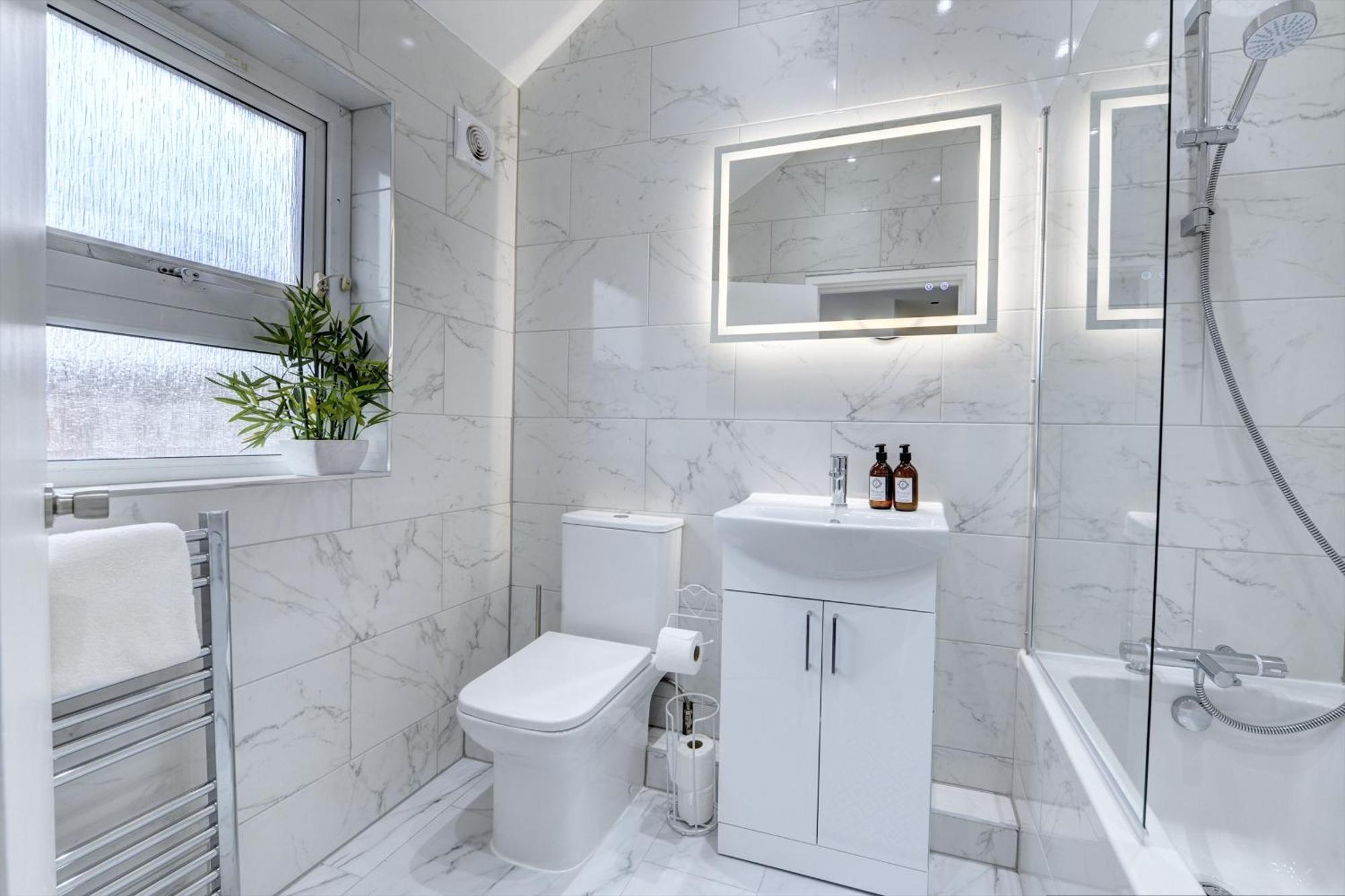 4 Bedrooms Homely House With Garden- Sleeps 9 Comfortably With 6 Comfortable Beds, Free Street Parking, Business Travellers, Contractors, & Holiday-Goers, Coventry, Near All Major Transport Links In Coventry And Motorway Ngoại thất bức ảnh