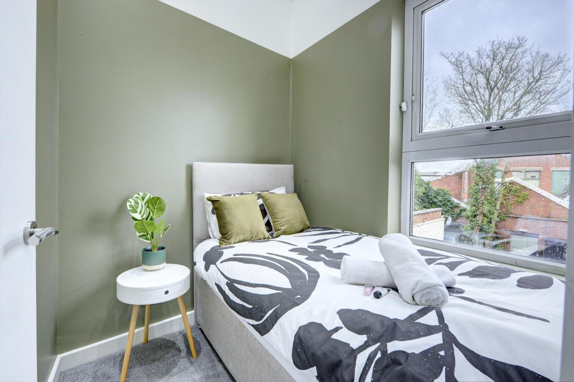 4 Bedrooms Homely House With Garden- Sleeps 9 Comfortably With 6 Comfortable Beds, Free Street Parking, Business Travellers, Contractors, & Holiday-Goers, Coventry, Near All Major Transport Links In Coventry And Motorway Ngoại thất bức ảnh
