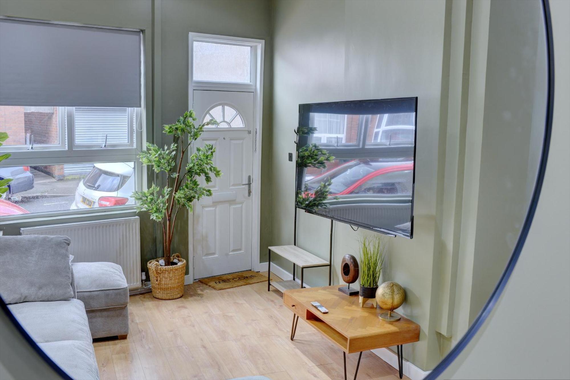 4 Bedrooms Homely House With Garden- Sleeps 9 Comfortably With 6 Comfortable Beds, Free Street Parking, Business Travellers, Contractors, & Holiday-Goers, Coventry, Near All Major Transport Links In Coventry And Motorway Ngoại thất bức ảnh
