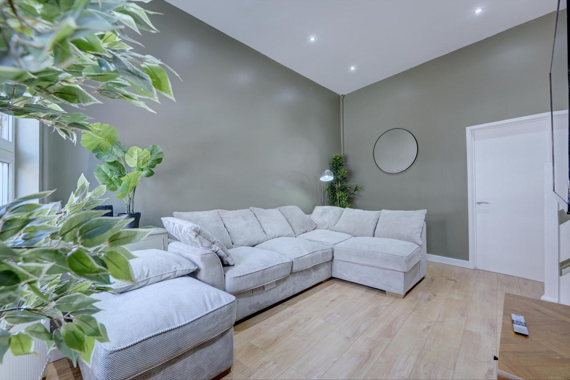 4 Bedrooms Homely House With Garden- Sleeps 9 Comfortably With 6 Comfortable Beds, Free Street Parking, Business Travellers, Contractors, & Holiday-Goers, Coventry, Near All Major Transport Links In Coventry And Motorway Ngoại thất bức ảnh