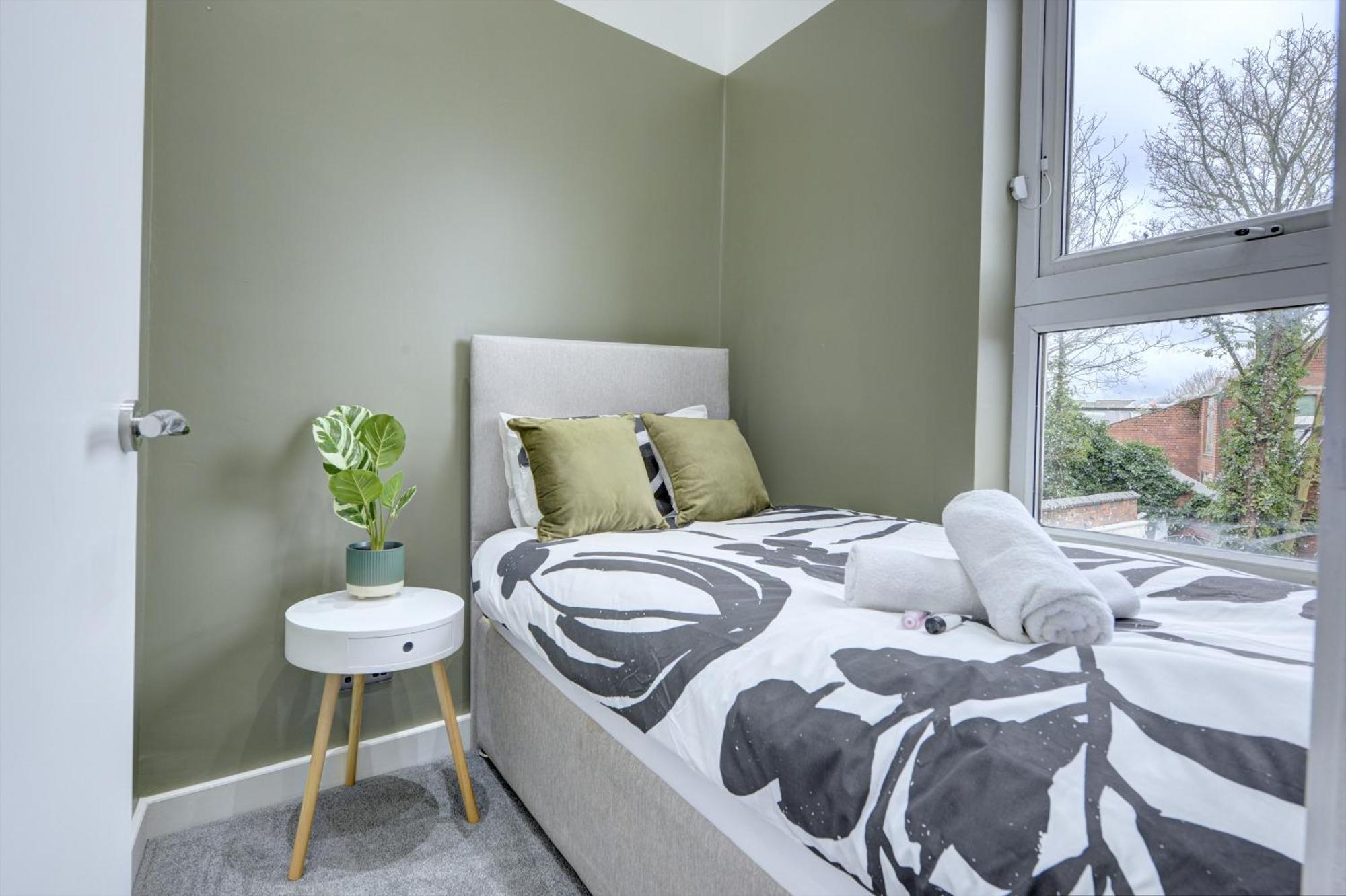 4 Bedrooms Homely House With Garden- Sleeps 9 Comfortably With 6 Comfortable Beds, Free Street Parking, Business Travellers, Contractors, & Holiday-Goers, Coventry, Near All Major Transport Links In Coventry And Motorway Ngoại thất bức ảnh