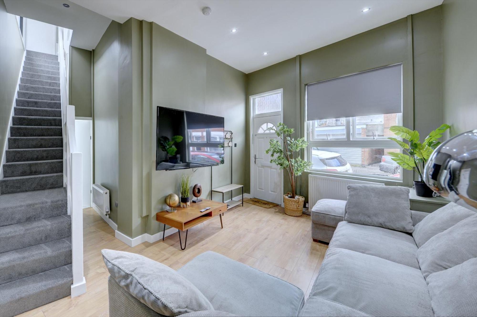 4 Bedrooms Homely House With Garden- Sleeps 9 Comfortably With 6 Comfortable Beds, Free Street Parking, Business Travellers, Contractors, & Holiday-Goers, Coventry, Near All Major Transport Links In Coventry And Motorway Ngoại thất bức ảnh