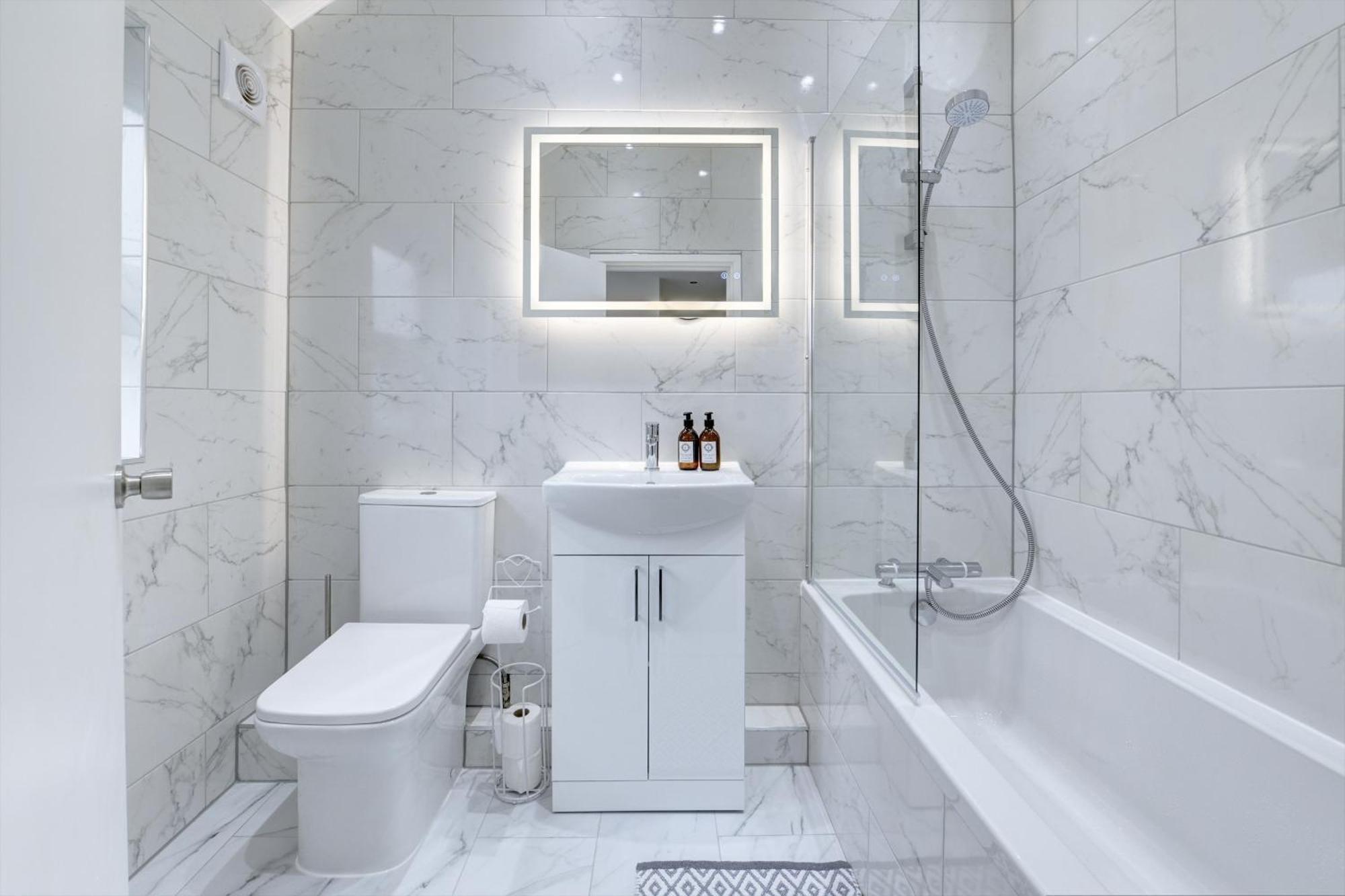 4 Bedrooms Homely House With Garden- Sleeps 9 Comfortably With 6 Comfortable Beds, Free Street Parking, Business Travellers, Contractors, & Holiday-Goers, Coventry, Near All Major Transport Links In Coventry And Motorway Ngoại thất bức ảnh